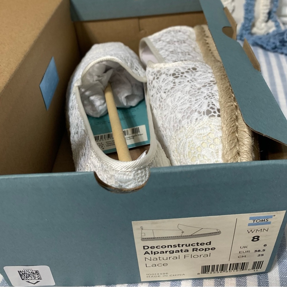 NWT TOMS white/cream lace, size 8